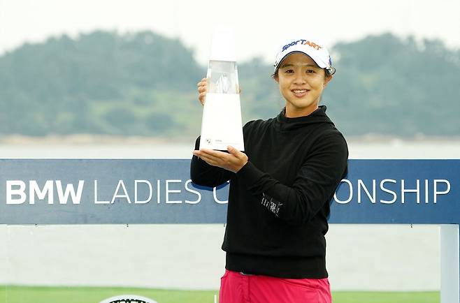 19일 전남 해남 파인비치골프링크스에서 막을 내린 LPGA투어 BMW레이디스 챔피언십에서 5년만에 통산 13승째를 거둔 김세영이 우승 트로피를 들고 환하게 웃고 있다. 대회조직위