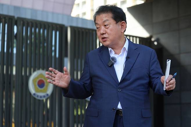 더불어민주당 재외국민안전대책단 단장인 김병주 최고위원이 18일(현지시간) 캄보디아 프놈펜에 있는 주캄보디아 한국 대사관 앞에서 캄보디아 정부의 도움을 받아 감금돼 있던 한국인 청년 3명을 구출했다고 밝혔다. 연합뉴스