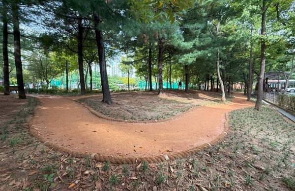 부천시 원미구 중동 길주공원에 조성된 맨발길. 부천시 제공