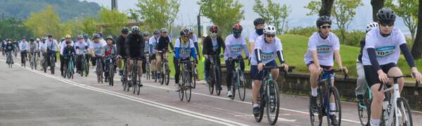 ‘제1회 영종 바람길 라이딩 페스타’ 참가자들이 줄지어 라이딩을 즐기고 있다. 조주현기자