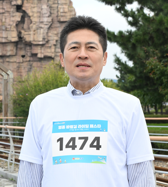 김정헌 인천 중구청장이 지난 18일 중구 영종도 씨사이드파크에서 열린 영종 바람길 라이딩 페스타에서 경기일보와 인터뷰하고 있다. 조병석기자