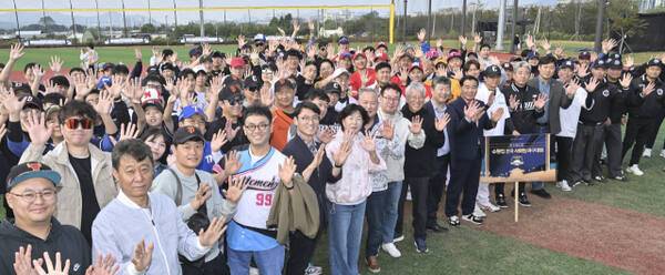 19일 수원특례시 권선구 황구지천 체육공원 신축 야구장에서 ‘제10회 수원컵 전국 사회인 야구대회’ 개막식이 열린 가운데 최종식 경기일보 기획이사, 이재식 수원특례시의회 의장, 곽영붕 수원시야구소프트볼협회장과 참가 선수들이 기념촬영을 하고 있다. 홍기웅기자