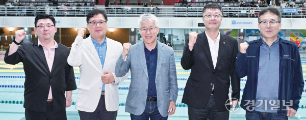 개회식에 참석한 이승재 고양특례시 교육문화국장, 김상섭 고양시수영연맹회장, 최종식 경기일보 기획이사 등이 기념촬영을 하고 있다.