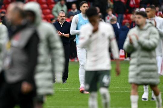 첼시에 완패한 뒤 고개 숙인 선수들과 안지 포스테코글루 감독. 사진[AFP=연합뉴스]