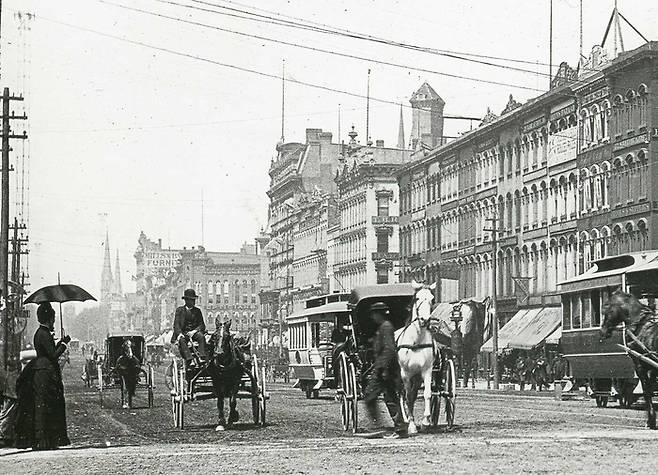 19세기 말의 디트로이트. 말과 전차가 혼재된 도시의 풍경. [사진출처=디트로이트 도서관]