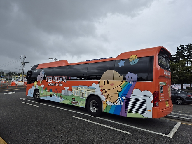 5일 출발 준비 중인 빵시투어 버스. 빵시투어는 꿈돌이가 그려진 대전 시티투어 버스를 타고 진행된다. [서나은 인턴기자]