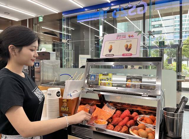 GS25에서 고객이 한입 군고구마를 구매하고 있다. [사진 = GS25 제공]