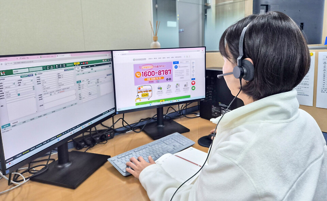 안심코디가 교권침해를 호소하는 교원 상담을 진행하고 있다. 경기학교안전공제회