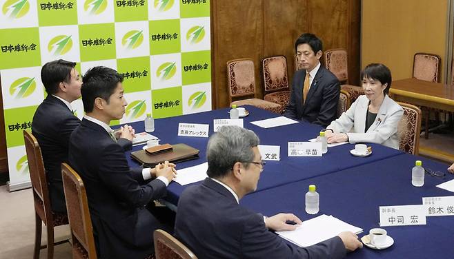 지난 16일 도쿄 국회의사당에서 자민당과 일본유신회 당 3역이 회담하고 있다. [로이터 = 연합뉴스]