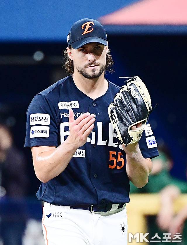 7월 6일 오후 서울 고척스카이돔에서 ‘2025 신한 SOL뱅크 KBO 리그’ 한화 이글스와 키움 히어로즈 경기가 열렸다. 한화 선발 와이스가 6회말 수비를 마친 후 마운드를 내려오고 있다. 사진=김영구 기자