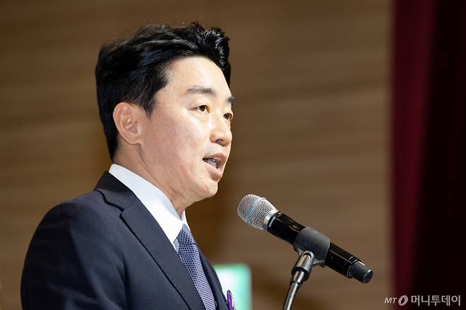 (서울=뉴스1) 유승관 기자 = 강훈식 대통령 비서실장이 19일 서울 여의도 국회 의원회관에서 열린 더불어민주당 창당 70주년 기념식에서 이재명 대통령의 축사를 대독하고 있다. 2025.9.19/뉴스1  Copyright (C) 뉴스1. All rights reserved. 무단 전재 및 재배포,  AI학습 이용 금지. /사진=(서울=뉴스1) 유승관 기자