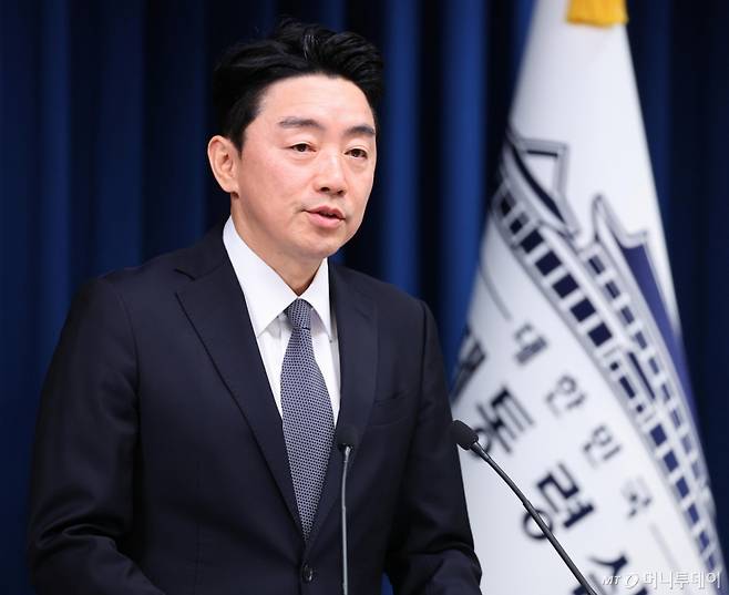 [서울=뉴시스] 최동준 기자 = 강훈식 대통령 비서실장이 19일 용산 대통령실에서 청년의 날을 맞아 진행했던 청년 주간 행사 관련 브리핑을 하고 있다. (대통령실통신사진기자단) 2025.09.19. photocdj@newsis.com /사진=