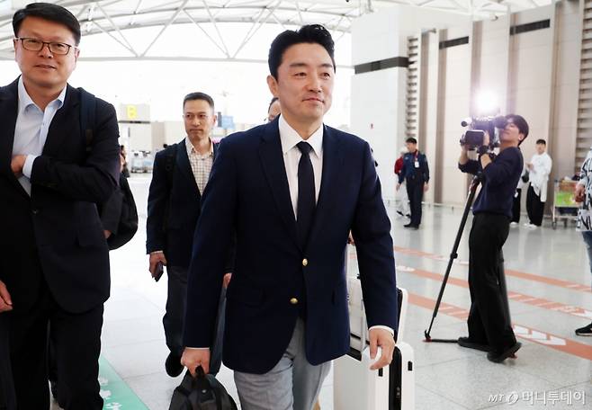 [인천공항=뉴시스] 조성우 기자 = 전략경제협력 특사로 임명된 강훈식 대통령 비서실장이 19일 오전 인천국제공항 제1터미널에서 독일로 출국하고 있다. 2025.10.19. xconfind@newsis.com /사진=조성우