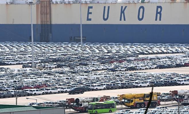 [평택=뉴시스] 김종택 기자 = 도널드 트럼프 미국 대통령의 '관세 전쟁'에 따른 한미 무역협상의 최종 타결이 가시권에 들어온 양상이다.  대미 투자 구성·방식과 한미 통화 스와프 등 외환시장 안전장치에 대한 양측의 이견이 일정 부분 좁혀진 듯한 신호가 잇따르면서 가까운 시일 내 타결될 수 있으리라는 기대감이 커지고 있다.  사진은 16일 경기 평택항에 수출용 자동차가 세워져 있는 모습. 2025.10.16. jtk@newsis.com /사진=김종택