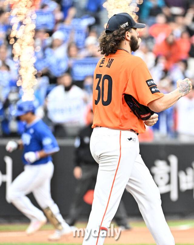 18일 오후 대전광역시 중구 대전 한화생명볼파크에서 진행된 '2025 프로야구 KBO리그 포스트시즌' 플레이오프(PO) 1차전 한화이글스와 삼성라이온즈의 경기. 한화 폰세가 4회초 삼성 김태훈에 솔로홈런을 허용한 뒤 아쉬워 하고 있다./대전 = 송일섭 기자