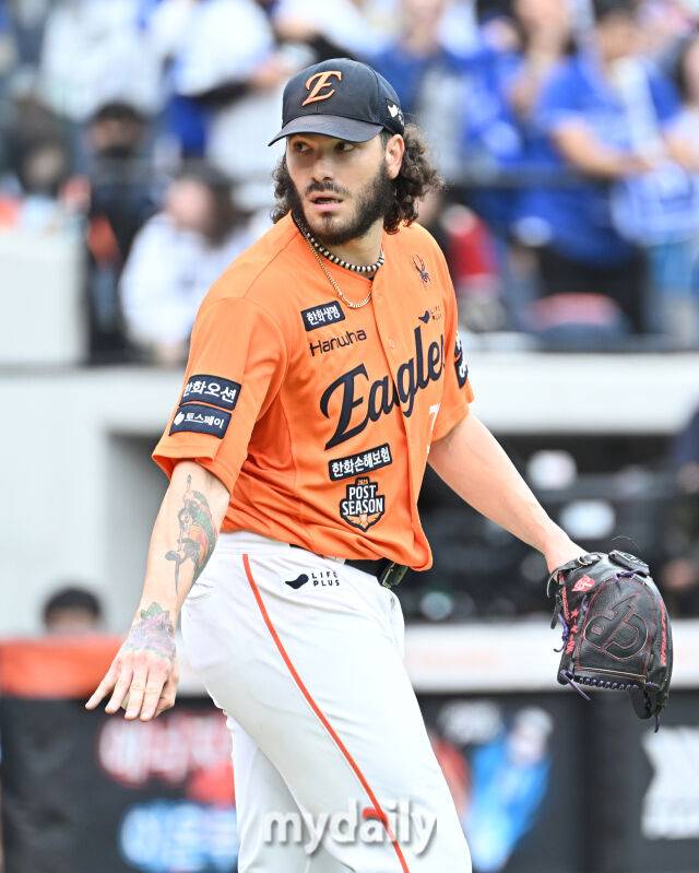 18일 오후 대전광역시 중구 대전 한화생명볼파크에서 진행된 '2025 프로야구 KBO리그 포스트시즌' 플레이오프(PO) 1차전 한화이글스와 삼성라이온즈의 경기. 한화 폰세가 2회초 무사 2,3루서 이재현에게 2타점 적시타를 허용한 뒤 아쉬워 하고 있다./대전 = 송일섭 기자