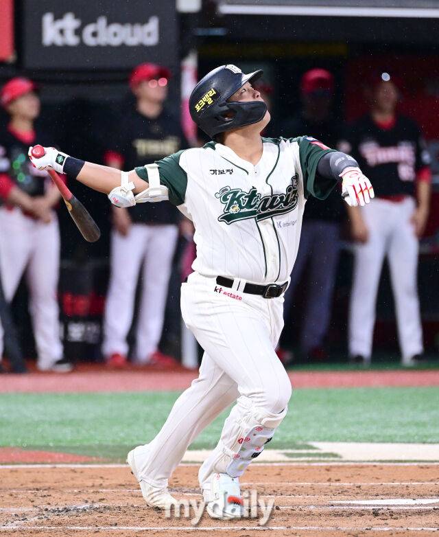 2025년 8월 29일 오후 경기도 수원KT위즈파크에서 열린 '2025 신한 SOL뱅크 KBO 리그' KIA 타이거즈와 KT 위즈의 경기. KT 강백호가 2회말 선두타자로 나와 좌익수 플라이를 치고 있다./마이데일리