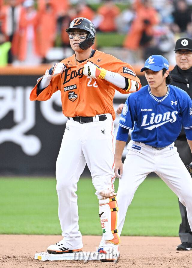 18일 오후 대전광역시 중구 대전 한화생명볼파크에서 진행된 '2025 프로야구 KBO리그 포스트시즌' 플레이오프(PO) 1차전 한화이글스와 삼성라이온즈의 경기. 한화 채은성이 6회말 2사 2,3루서 2타점 적시타를 친 뒤 환호하고 있다./대전 = 송일섭 기자