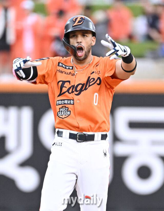 18일 오후 대전광역시 중구 대전 한화생명볼파크에서 진행된 '2025 프로야구 KBO리그 포스트시즌' 플레이오프(PO) 1차전 한화이글스와 삼성라이온즈의 경기. 한화 리베라토가 6회말 무사 2루서 안타를 친 뒤 환호하고 있다./대전=송일섭 기자