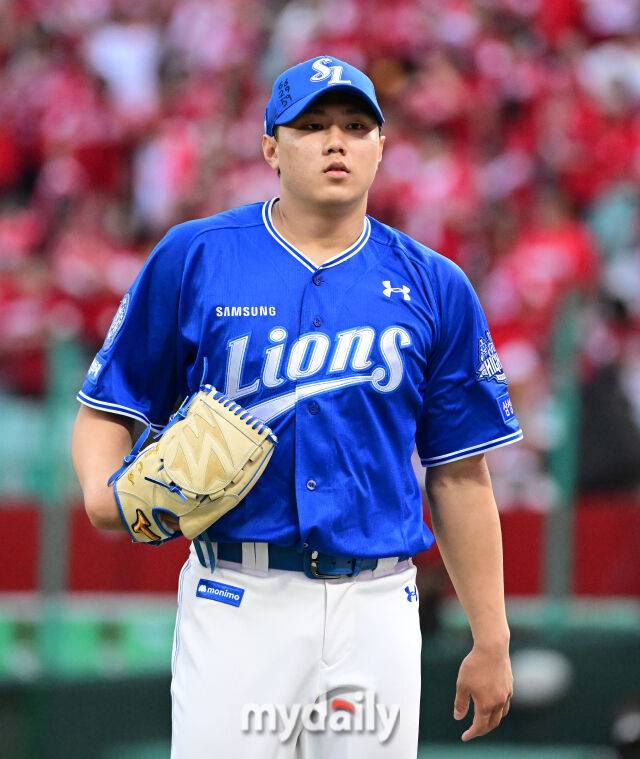 2025년 10월 11일 오후 인천 SSG랜더스필드에서 열린 '2025 신한 SOL Bank KBO 포스트시즌' 삼성 라이온즈와 SSG 랜더스의 준플레이오프 2차전 경기. 삼성 배찬승이 8회말 1사 후 구원등판해 연속 탈삼진으로 이닝을 마친 뒤 더그아웃으로 들어가고 있다./마이데일리