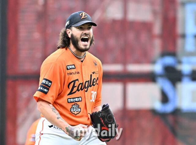 18일 오후 대전광역시 중구 대전 한화생명볼파크에서 진행된 '2025 프로야구 KBO리그 포스트시즌' 플레이오프(PO) 1차전 한화이글스와 삼성라이온즈의 경기. 한화 폰세가 1회초 2사에서 구자욱을 삼진으로 잡은 뒤 포효하고 있다./대전 = 송일섭 기자