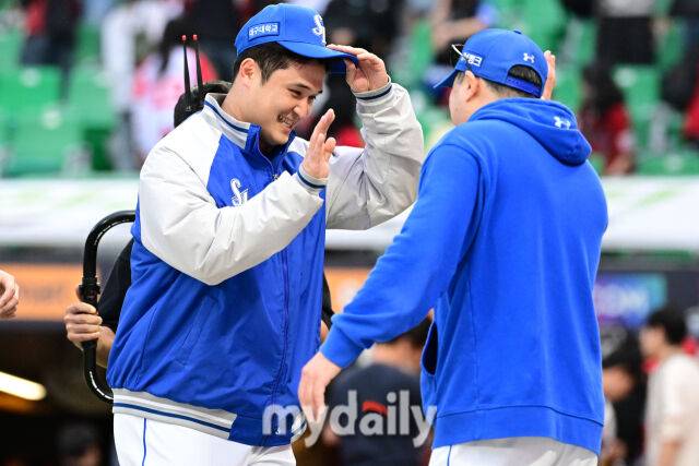 2025년 10월 9일 인천 SSG랜더스필드에서 '2025 신한 SOL뱅크 KBO리그 준플레이오프' 1차전 삼성-SSG의 경기. 삼성이 SSG를 상대로 5-2로 승리한 뒤 선발 최원태와 박진만 감독이 기뻐하고 있다./마이데일리