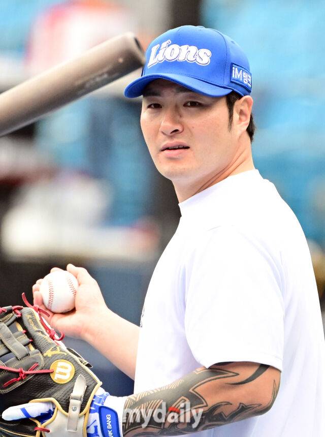 2025년 10월 14일 오후 대구 삼성라이온즈파크에서 열린 '2025 신한 SOL Bank KBO 포스트시즌' SSG 랜더스와 삼성 라이온즈의 준플레이오프 4차전 경기. 경기 전 삼성 박병호가 훈련을 하고 있다./마이데일리