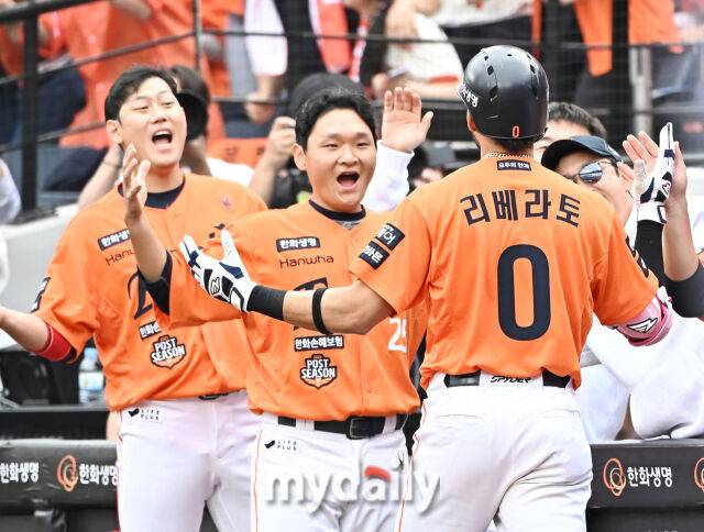 19일 오후 대전광역시 중구 대전 한화생명볼파크에서 진행된 '2025 프로야구 KBO리그 포스트시즌' 플레이오프(PO) 2차전 한화이글스와 삼성라이온즈의 경기. 한화 리베라토가 1회말 1사에서 솔로홈런을 터뜨린 뒤 환호하고 있다./대전 = 송일섭 기자