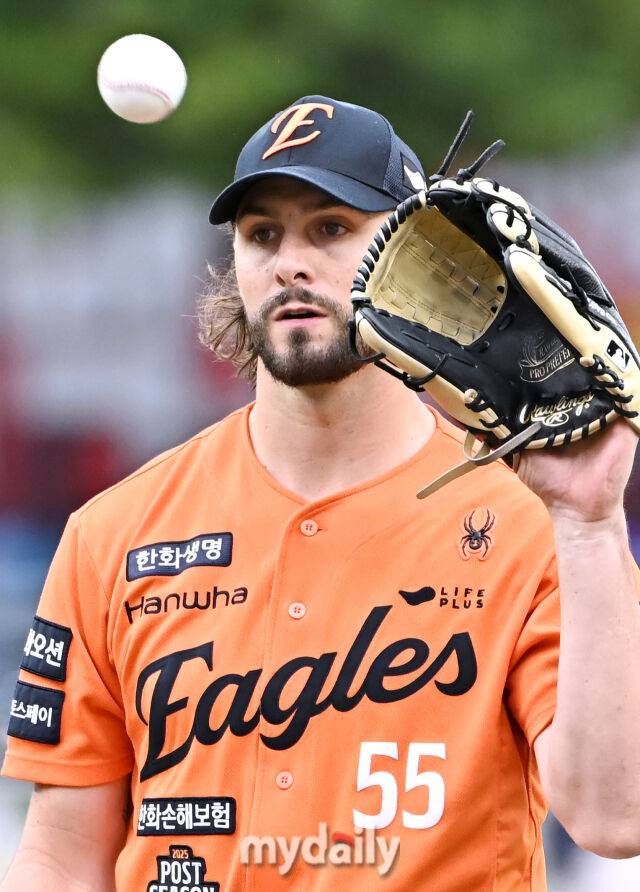 19일 오후 대전광역시 중구 대전한화생명볼파크에서 진행된 '2025 프로야구 KBO리그 포스트시즌' 플레이오프(PO) 2차전 한화이글스와 삼성라이온즈의 경기. 한화 선발투수 와이스가 공을 받고 있다./대전 = 송일섭 기자