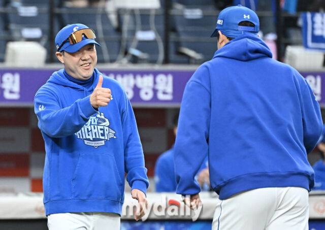 19일 오후 대전광역시 중구 대전한화생명볼파크에서 진행된 '2025 프로야구 KBO리그 포스트시즌' 플레이오프(PO) 2차전 한화이글스와 삼성라이온즈의 경기. 삼성 박진만 감독이 7-3으로 승리한 뒤 최원태에게 엄지를 들어보이고 있다./대전 = 송일섭 기자