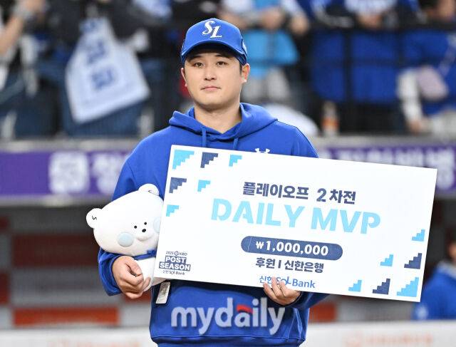 19일 오후 대전광역시 중구 대전한화생명볼파크에서 진행된 '2025 프로야구 KBO리그 포스트시즌' 플레이오프(PO) 2차전 한화이글스와 삼성라이온즈의 경기. 삼성 최원태가 데일리MVP를 수상한 뒤 포즈를 취하고 있다./대전 = 송일섭 기자