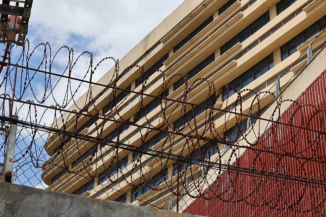 캄보디아에서 한국인 납치·감금이 잇따라 발생하고 있는 가운데 지난 16일(현지시간) 캄보디아 프놈펜 인근 범죄단지로 알려진 ‘망고단지’ 외벽에 철조망이 깔려있다. [연합]