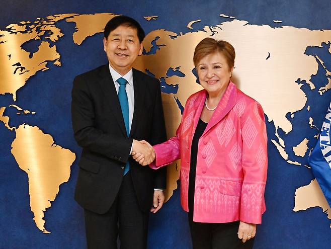 주요20개국(G20) 재무장관회의와 국제통화기금 및 세계은행(IMF/WB) 연차총회 참석차 미국 워싱턴D.C.를 방문중인 구윤철 부총리 겸 기획재정부 장관이 10월 17일(현지시간) 국제통화기금(IMF)에서 크리스탈리나 게오르기에바 국제통화기금(IMF) 총재와  면담에 앞서 악수하며 기념사진을 찍고 있다. [기획재정부 제공]