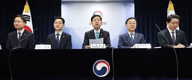 구윤철 부총리 겸 기획재정부 장관이 15일 서울 종로구 정부서울청사에서 주택시장 안정화 대책 관계부처 합동브리핑을 하고 있다. 왼쪽부터 임광현 국세정창, 윤창렬 국무조정실장, 구윤철 경제부총리, 김윤덕 국토교통부 장관, 이억원 금융위원장. [연합]