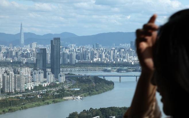 정부는 15일 ‘주택시장 안정화 대책’을 발표했다. 서울 25개 자치구 전체와 경기도 12개 지역이 조정대상지역과 투기과열지구로 묶여 규제지역으로 추가된다. 사진은 이날 서울 여의도 63빌딩에서 바라본 강남북 집합건물(아파트·다세대·연립·오피스텔) 모습. [연합]