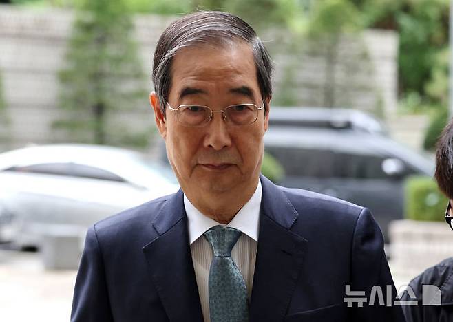 [서울=뉴시스] 배훈식 기자 =같은 날 서울중앙지법 형사합의33부(부장판사 이진관)는 내란 우두머리 방조 등 혐의로 기소된 한덕수 전 국무총리의 3차 공판을 진행한다. 사진은 한덕수 전 국무총리가 13일 오전 서울 서초구 서울중앙지방법원에서 열린 내란 우두머리 방조, 위증, 허위공문서 작성 및 행사 등 혐의 사건 2차 공판에 출석하는 모습. (공동취재) 2025.10.13. photo@newsis.com