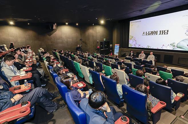 [서울=뉴시스] 지난 18일 서울 중구 CGV 동대문에서 '도심 속에서 만나는 특별한 템플스테이, 고요극장'이 열렸다. 참가자들이 스님과의 차담을 가졌다. (사진=대한불교조계종 한국불교문화사업단 제공) 2025.10.19. photo@newsis.com *재판매 및 DB 금지