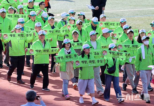 [서울=뉴시스] 이영환 기자 = 19일 오전 서울 용산구 효창운동장에서 열린 제43회 대통령기 이북도민 체육대회에서 평안북도 선수단이 입장을 하고 있다. 2025.10.19. 20hwan@newsis.com