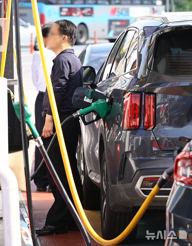 [서울=뉴시스] 박주성 기자 = 19일 서울 서초구 만남의광장 주유소에서 시민들이 주유를 하고 있다.국내 주유소 휘발유의 주간 평균 가격이 4주 만에 하락세로 전환됐다. 18일 한국석유공사 유가정보시스템 오피넷에 따르면 10월 셋째 주(13∼16일) 전국 주유소 휘발유 평균 판매가는 전주보다 L(리터)당 0.5원 내린 1662.7원으로 집계됐다.지역별로는 제주가 L당 1723.1원으로 가장 높았으며, 전주 대비 2.1원 하락했다. 반면 가장 저렴한 지역인 대구는 0.4원 내린 1633.2원을 기록했다. 2025.10.19. park7691@newsis.com