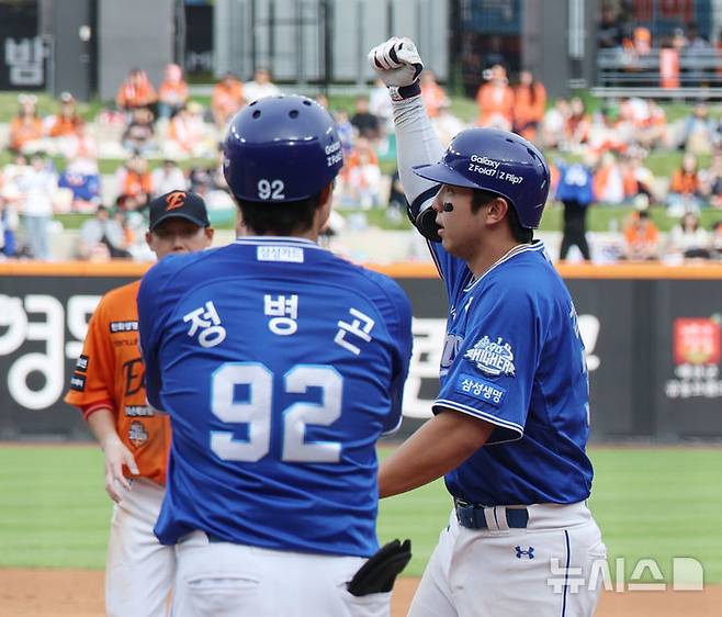 [대전=뉴시스] 김진아 기자 = 19일 대전 중구 한화생명볼파크에서 열린 2025 KBO 포스트시즌 플레이오프 2차전 삼성 라이온즈와 한화 이글스의 경기, 3회초 1사 2,3루 삼성 김영웅이 2타점 적시타를 치고 있다. 2025.10.19. bluesoda@newsis.com