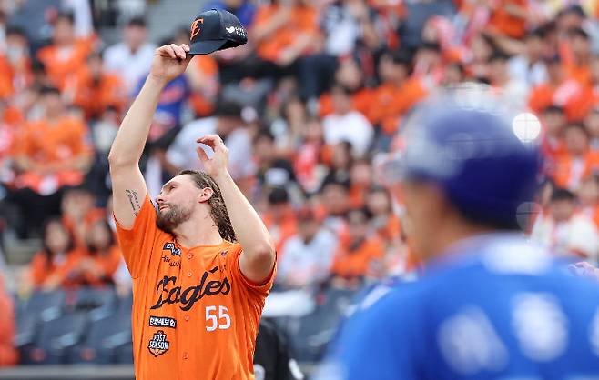 19일 대전 한화생명 볼파크에서 열린 2025 프로야구 KBO 리그 포스트 시즌 플레이오프 2차전 삼성 라이온즈와 한화 이글스의 경기. 3회초 한화 와이스가 땀을 닦고 있다. 연합뉴스