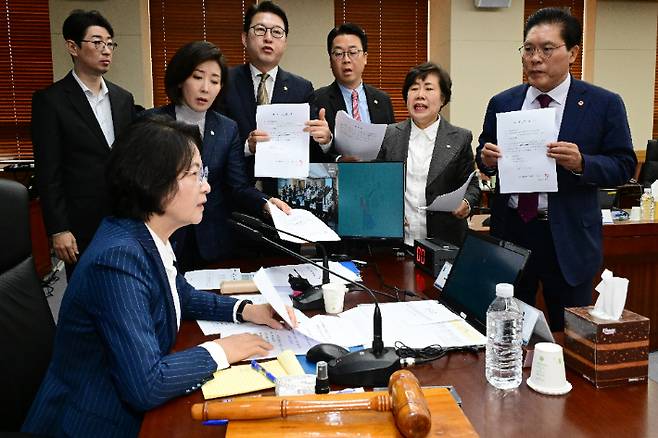 법사위 전체회의서 반발하는 국민의힘. 연합뉴스