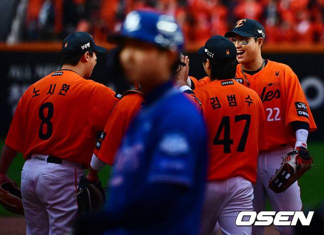 [OSEN=대전, 지형준 기자] 프로야구 한화 이글스가 첫 판을 승리하고, 한국시리즈 진출 확률 76.5%를 잡았다. 한화는 18일 대전 한화생명볼파크에서 열린 2025 KBO리그 플레이오프(5전 3선승제) 1차전 삼성 라이온즈와 경기에서 9-8 재역전 승리를 거뒀다. 예상과 달리 난타전이었고, 한화는 15안타를 몰아쳤다. 선발 폰세는 6이닝 7피안타(1피홈런) 1볼넷 8탈삼진 6실점(5자책)으로 부진했으나 승리 투수가 됐다. 문동주가 7회 구원투수로 등판해 2이닝 1피안타 4탈삼진 무실점으로 잘 던졌다. 마무리 김서현은 9회 등판해 홈런 등 2점을 허용하고 교체됐다. 김범수가 세이브를 기록했다. 경기를 마치고 한화 선수들이 승리를 기뻐하고 있다. 2025.10.18 /jpnews@osen.co.kr