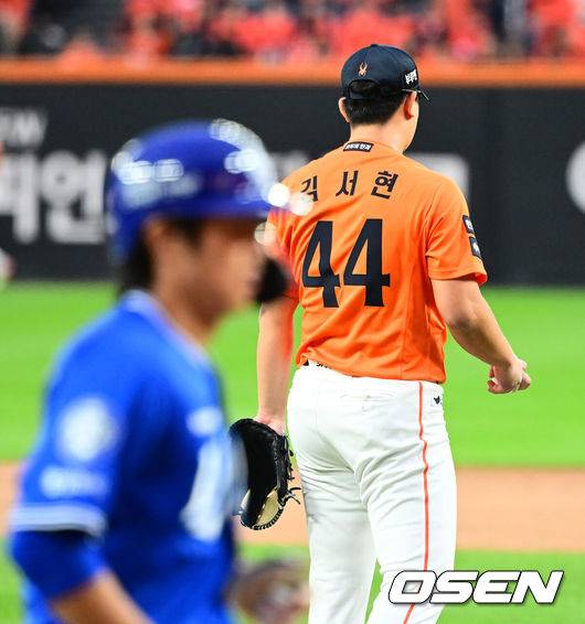 [OSEN=대전, 지형준 기자] 18일 오후 대전 한화생명볼파크에서 2025 신한 SOL Bank KBO리그 포스트시즌 플레이오프 1차전 한화 이글스와 삼성 라이온즈의 경기가 열렸다.한화는 폰세, 삼성은 가라비토를 선발 투수로 내세웠다.9회초 무사에서 한화 김서현이 삼성 이재현에 솔로포를 허용하며 아쉬워하고 있다. 2025.10.18 /jpnews@osen.co.kr
