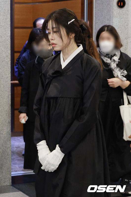 [OSEN=조은정 기자]2일 오전 서울 아산병원 장례식장에서 고 서세원의 발인이 엄수됐다.영결식은 한국방송코미디언협회장으로 치러졌다. 영결식 사회는 코미디언 김학래가, 약력 보고는 이용근 사무총장이 그리고 추모사는 엄영수(엄용수) 협회장이 했다. 추도사는 박문영 문영그룹 회장이 맡았으며 가족 대표 인사는 서세원의 고종사촌이 했다.고인은 지난달 20일 오후 캄보디아 프놈펜의 한인 병원에서 링거를 맞던 중 심정지로 사망했다. 향년 67세. 고인은 평소 지병으로 당뇨를 앓아왔던 것으로 전해졌다. 유가족은 정확한 사인 규명을 위해 고인의 시신을 한국으로 옮겨 부검하는 것을 고려했으나 현지 사정으로 인해 캄보디아에서 화장 후 한국에서 장례를 치르는 것으로 결정했다. 방송인 서동주가 서세원의 영결식장으로 발걸음을 옮기고 있다. 2023.05.02 /cej@osen.co.kr
