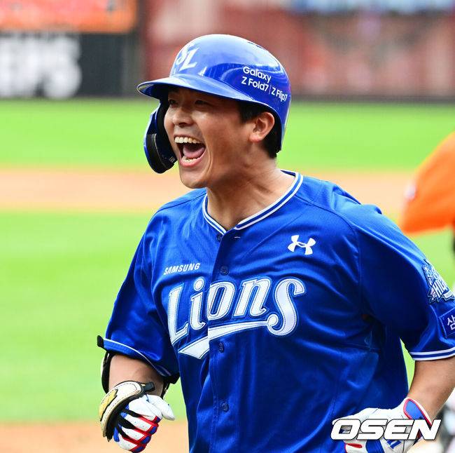 [OSEN=대전, 지형준 기자] 18일 오후 대전 한화생명볼파크에서 2025 신한 SOL Bank KBO리그 포스트시즌 플레이오프 1차전 한화 이글스와 삼성 라이온즈의 경기가 열렸다.한화는 폰세, 삼성은 가라비토를 선발 투수로 내세웠다.4회초 무사에서 삼성 김태훈이 역전 솔로포를 날리며 기뻐하고 있다. 2025.10.18 /jpnews@osen.co.kr