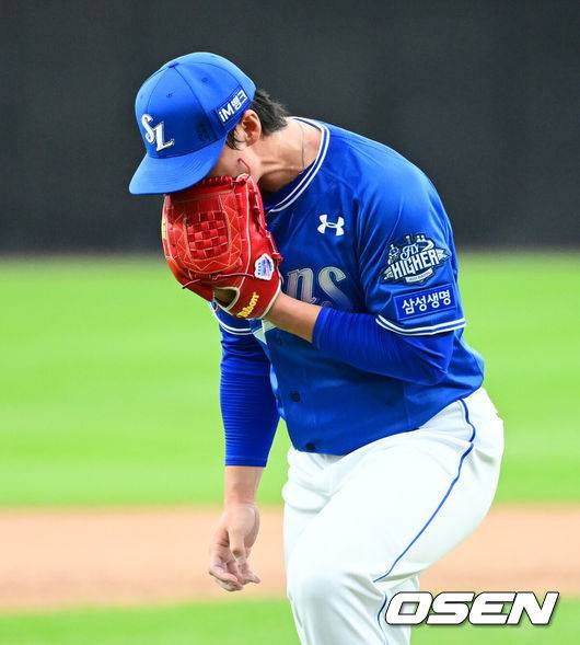 [OSEN=대전, 지형준 기자] 18일 오후 대전 한화생명볼파크에서 2025 신한 SOL Bank KBO리그 포스트시즌 플레이오프 1차전 한화 이글스와 삼성 라이온즈의 경기가 열렸다.한화는 폰세, 삼성은 가라비토를 선발 투수로 내세웠다.6회말 역전을 허용한 삼성 이호성이 아쉬워하고 있다. 2025.10.18 /jpnews@osen.co.kr