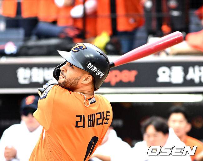 [OSEN=대전, 손용호 기자] 19일 오후 대전 한화생명볼파크에서 2025 신한 SOL Bank KBO리그 포스트시즌 플레이오프 2차전 한화 이글스와 삼성 라이온즈의 경기가 열렸다.한화는 라이언 와이스, 삼성은 최원태를 선발 투수로 내세웠다. 1회말 1사 리베라토가 홈런을 치고 있다. 2025.10.19 /spjj@osen.co.kr