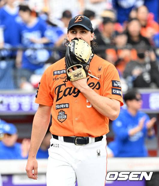 [OSEN=대전, 이대선 기자] 19일 오후 대전 한화생명볼파크에서 2025 신한 SOL Bank KBO리그 포스트시즌 플레이오프 2차전 한화 이글스와 삼성 라이온즈의 경기가 열렸다.한화는 라이언 와이스, 삼성은 최원태를 선발 투수로 내세웠다.4회초 수비를 마친 한화 와이스가 아쉬워하고 있다. 2025.10.19 /sunday@osen.co.kr