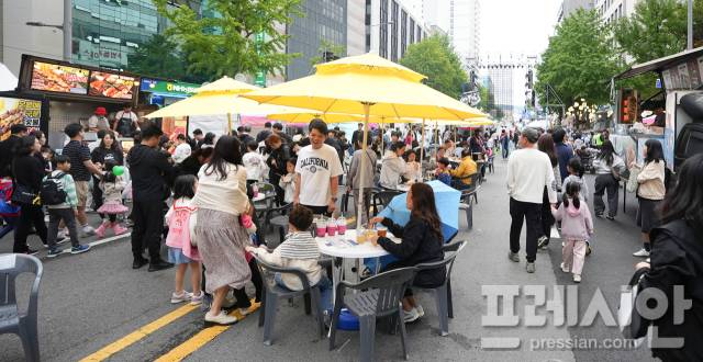 ▲'추억의 동화'를 주제로 열린 제22회 충장 축제 기간인 19일 오전 광주 동구 금남로를 찾은 시민들.2025.10.19ⓒ광주 동구